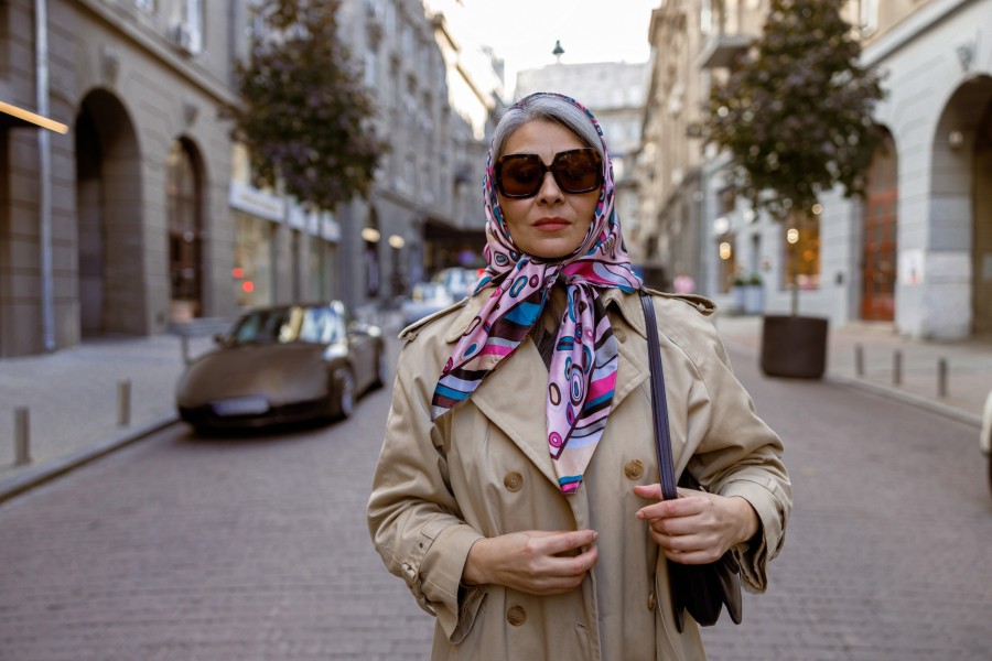 Comment nouer un foulard dans les cheveux pour être a la mode sur paris ?