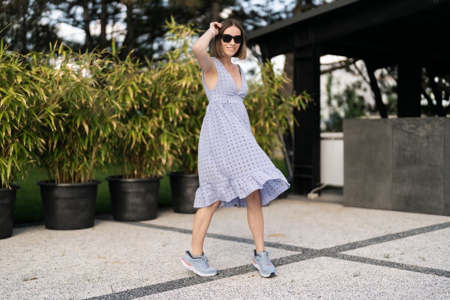 Comment porter une robe avec des baskets ?