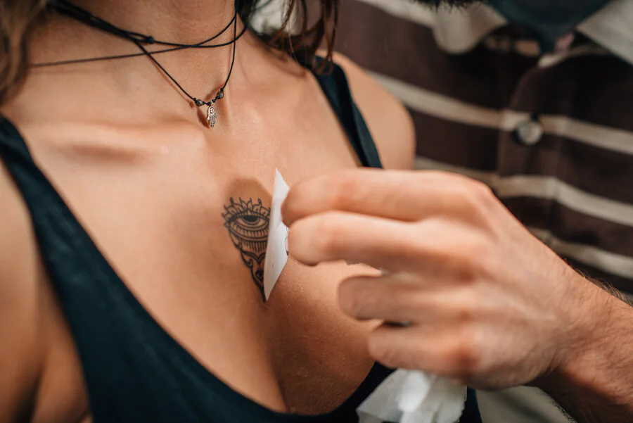 Est-ce qu'un tatouage sur la poitrine fait mal ?