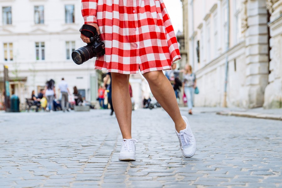 Quels sont les avantages de porter des baskets avec une robe plutôt que des talons ?