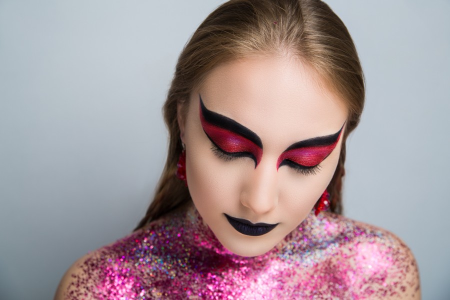 Quels sont les produits indispensables pour un maquillage drag-queen ?